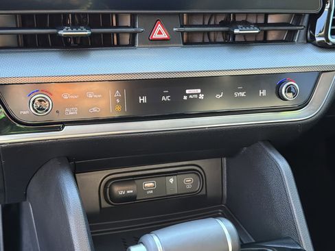Used 2025 Kia Sportage SX image 32