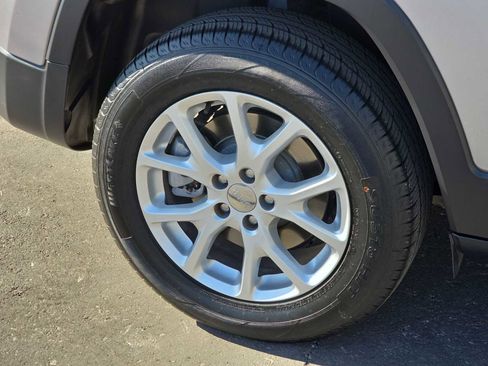 Used 2018 Jeep Cherokee Latitude w/ Cold Weather Group image 12