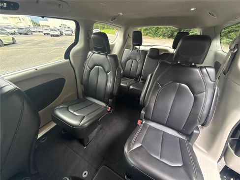 Used 2023 Chrysler Pacifica Touring-L FWD image 12