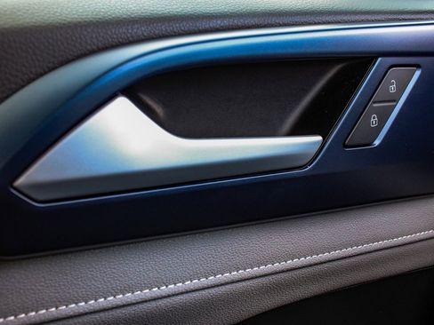 Used 2024 Volkswagen Taos SE w/ Panoramic Sunroof Package image 9