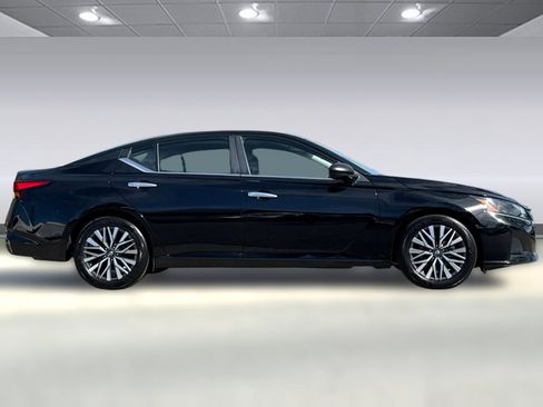 Used 2025 Nissan Altima 2.5 SV image 2