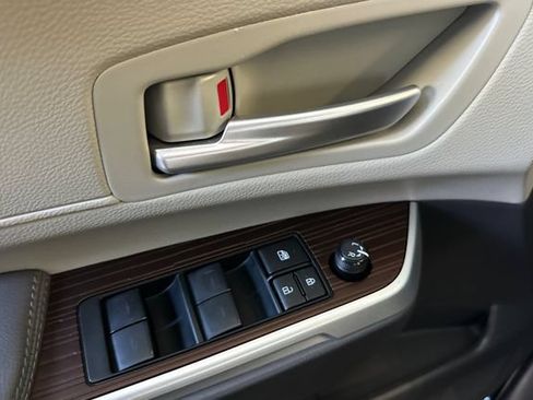 Used 2023 Toyota Sienna XLE FWD image 11