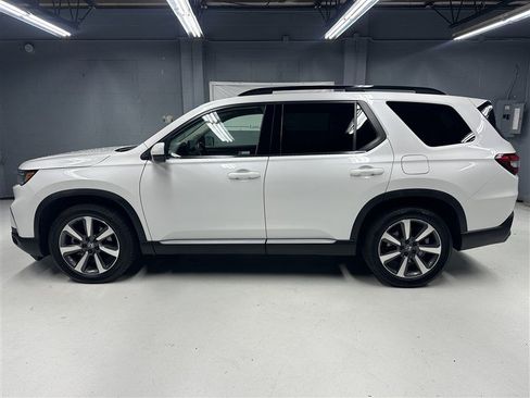 Used 2025 Honda Pilot Touring image 10