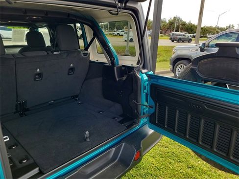 Used 2019 Jeep Wrangler Unlimited Sahara image 5