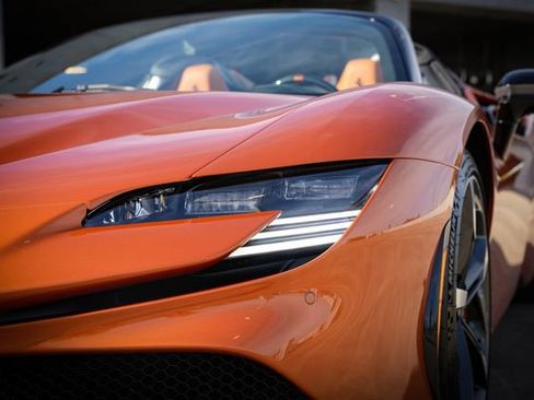 Used 2023 Ferrari SF90 Spider image 15