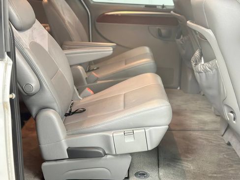 Used 2005 Chrysler Town & Country Limited FWD image 23