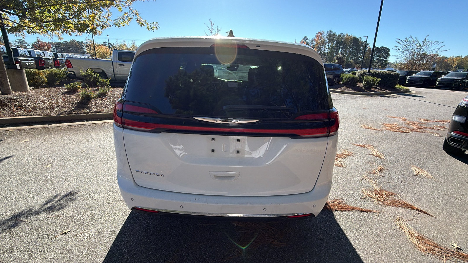 Used 2024 Chrysler Pacifica Touring-L FWD image 9