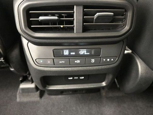 Used 2025 Honda Pilot Touring image 13