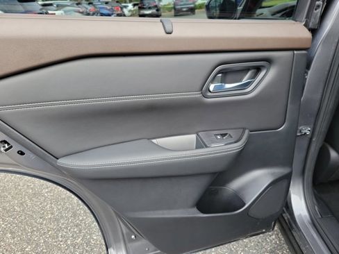 Used 2022 Nissan Rogue SV w/ SV Premium Package image 11