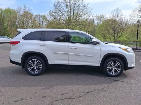 Used 2019 Toyota Highlander LE AWD/4WD image 23