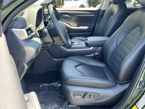 Used 2024 Toyota Highlander XLE AWD/4WD image 12