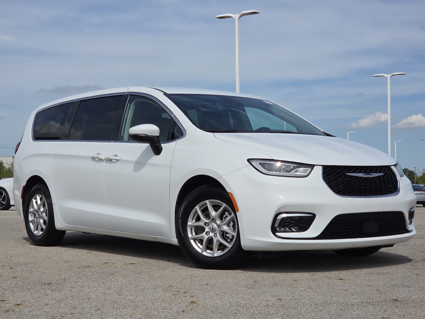 Used 2023 Chrysler Pacifica Touring-L FWD image 2