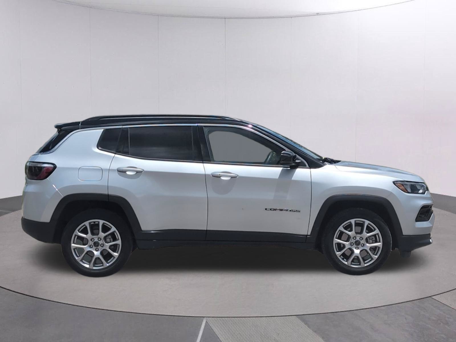 Used 2025 Jeep Compass Limited AWD/4WD image 8