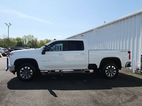Used 2021 Chevrolet Silverado 2500 LT w/ Convenience Package image 2