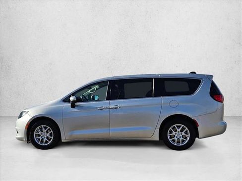 Used 2022 Chrysler Voyager LX image 9
