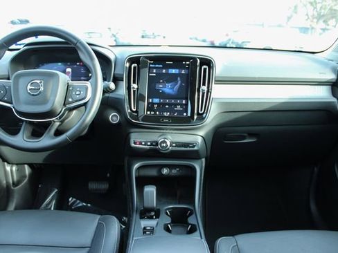 Used 2025 Volvo XC40 B5 Core image 17