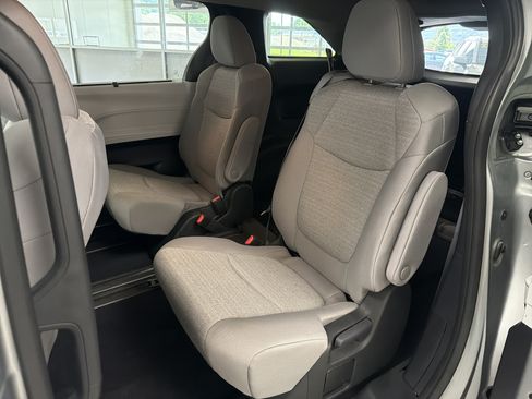 Used 2025 Toyota Sienna LE AWD/4WD image 27