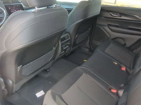 Used 2025 Jeep Grand Cherokee Laredo image 18