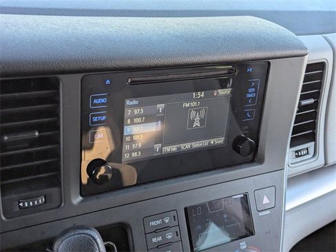 Used 2016 Toyota Sienna L image 26