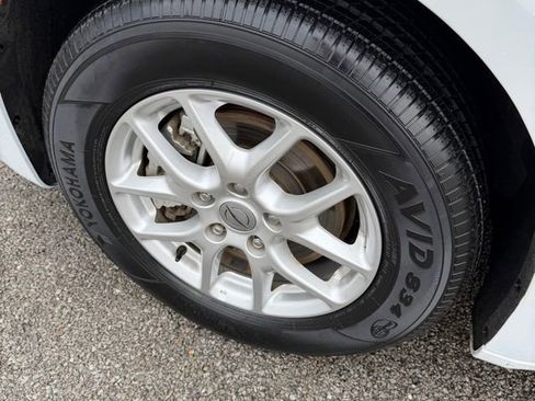 Used 2025 Chrysler Pacifica Select image 9