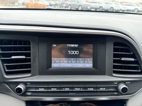 Used 2019 Hyundai Elantra SE image 17