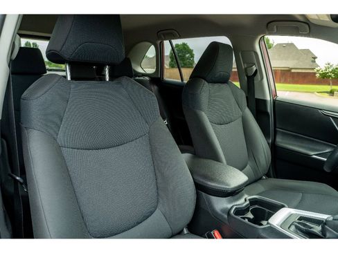 Used 2020 Toyota RAV4 LE FWD image 18