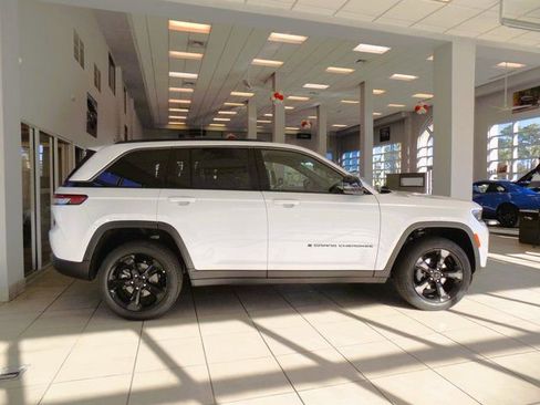 New 2026 Jeep Grand Cherokee Limited w/ Limited Altitude Package image 9