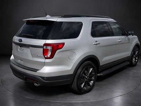 Used 2018 Ford Explorer XLT w/ Equipment Group 202A image 2