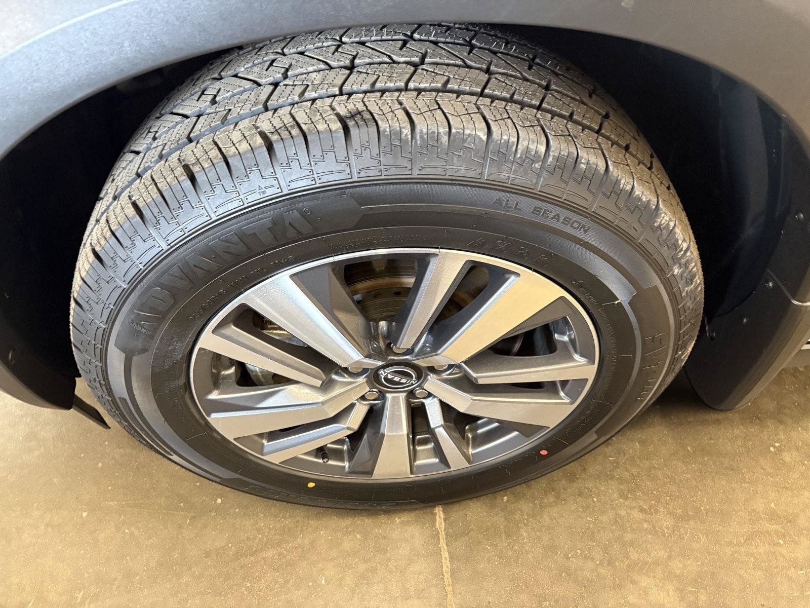 Used 2024 Nissan Pathfinder SL AWD/4WD image 11