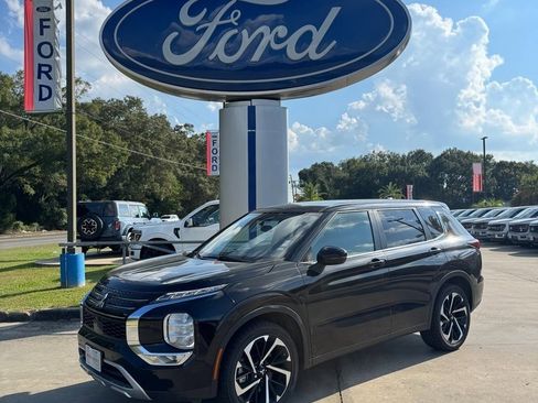 Used 2024 Mitsubishi Outlander SE image 1