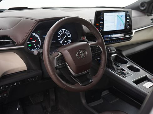 Used 2024 Toyota Sienna Platinum image 26