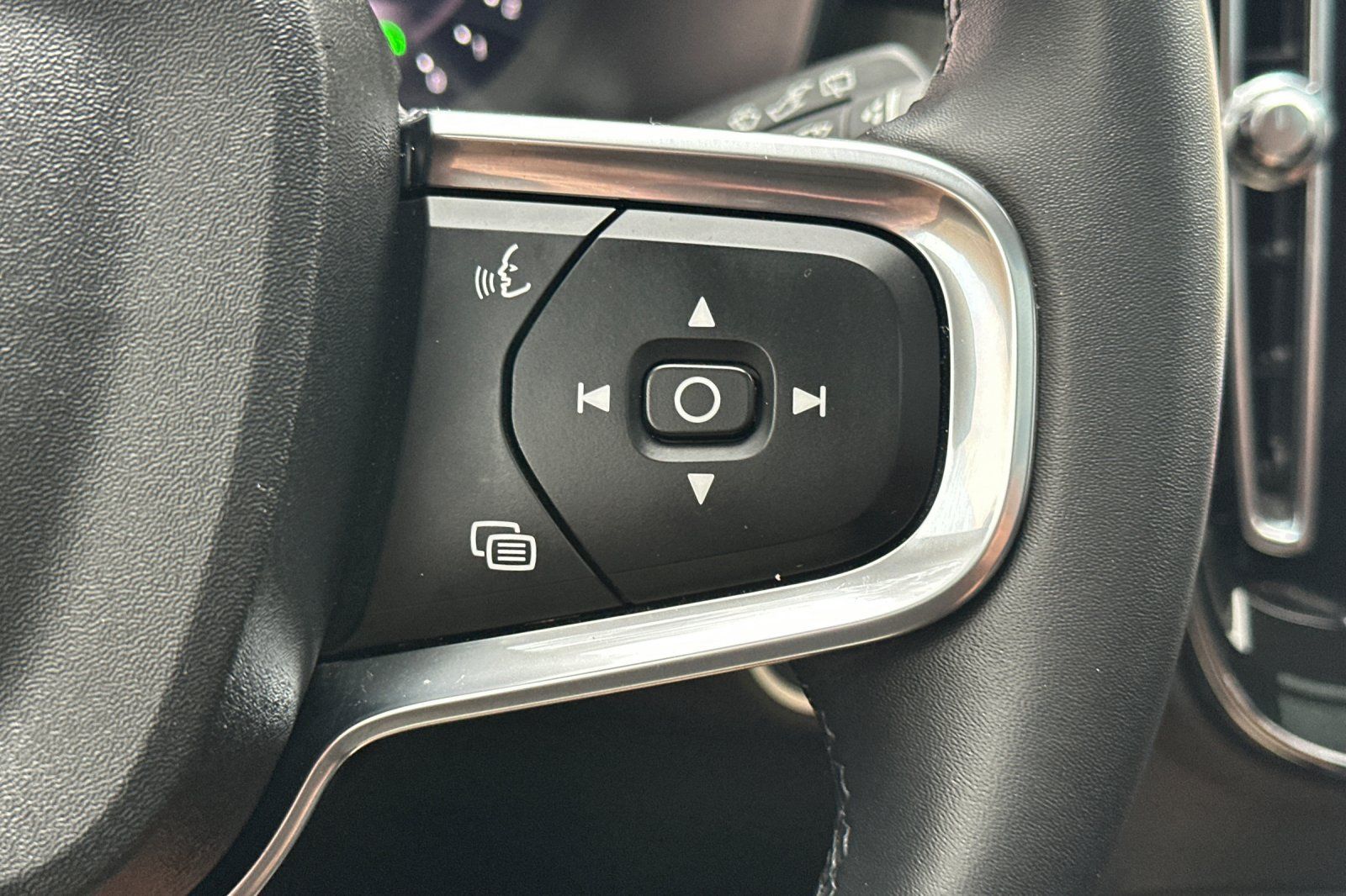 Certified 2024 Volvo XC40 B5 Plus w/ Climate Package AWD/4WD image 30