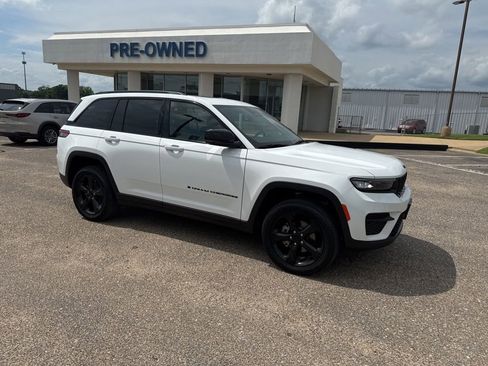 Used 2023 Jeep Grand Cherokee Altitude AWD/4WD image 24