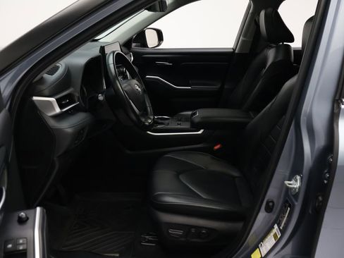 Used 2023 Toyota Highlander XLE FWD image 14