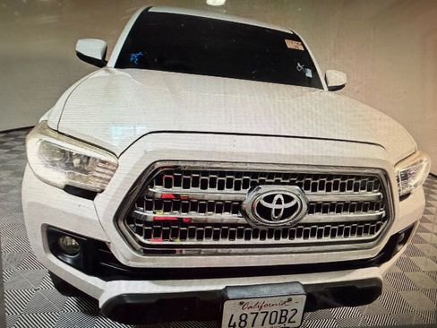 Used 2017 Toyota Tacoma TRD Off-Road w/ Tow Package RWD image 6