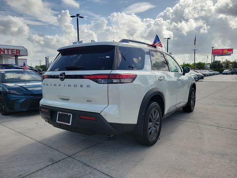 Used 2024 Nissan Pathfinder SV w/ Lighting Package (N92) FWD image 10