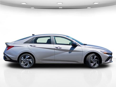 New 2025 Hyundai Elantra SEL image 9