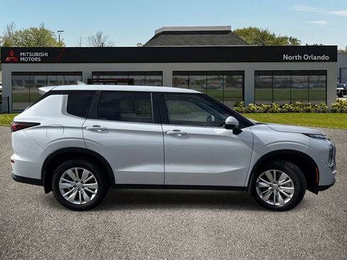 Used 2025 Mitsubishi Outlander ES FWD image 6