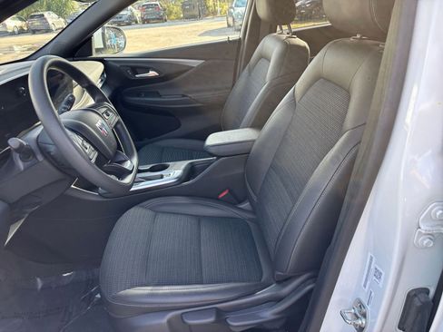 Used 2025 Buick Envista Preferred image 36