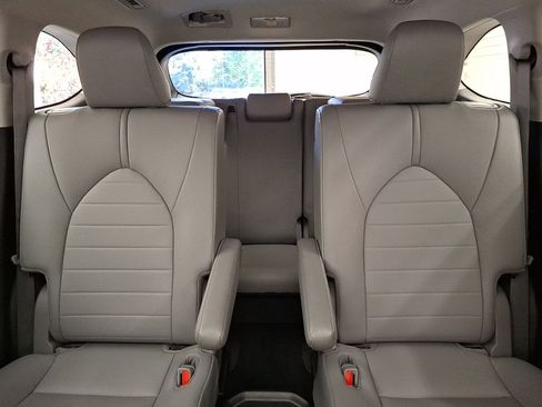 Certified 2020 Toyota Highlander XLE AWD/4WD image 24