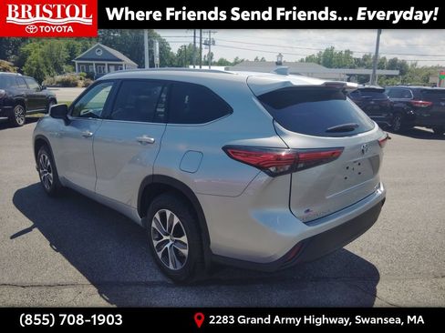 Used 2022 Toyota Highlander XLE AWD/4WD image 5