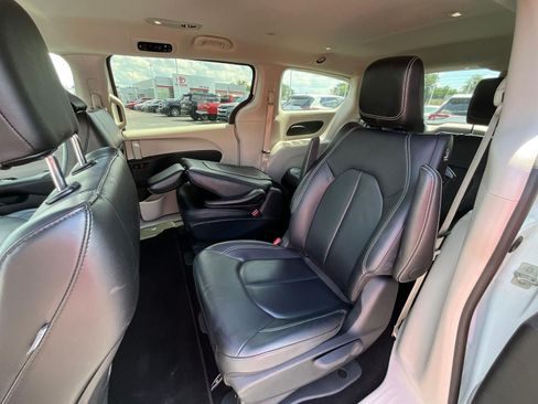 Used 2024 Chrysler Pacifica Limited FWD image 20