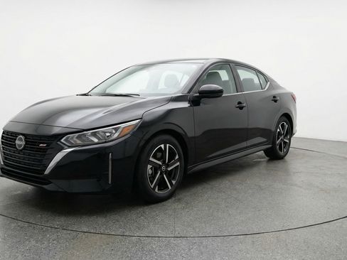 Used 2025 Nissan Sentra SV image 3