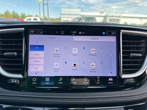 Used 2024 Chrysler Pacifica Limited FWD image 36