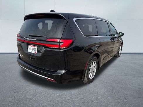 Certified 2023 Chrysler Pacifica Touring-L image 6