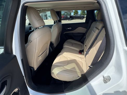 Used 2015 Jeep Cherokee Limited w/ Luxury Group AWD/4WD image 10