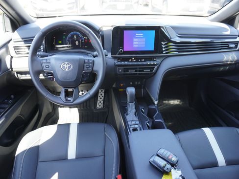 Used 2025 Toyota Camry SE FWD image 2