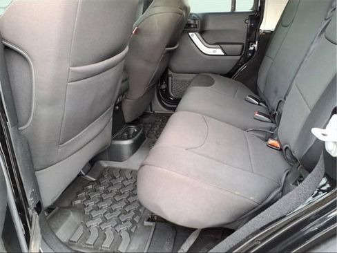 Used 2018 Jeep Wrangler Unlimited Rubicon w/ Connectivity Group image 7