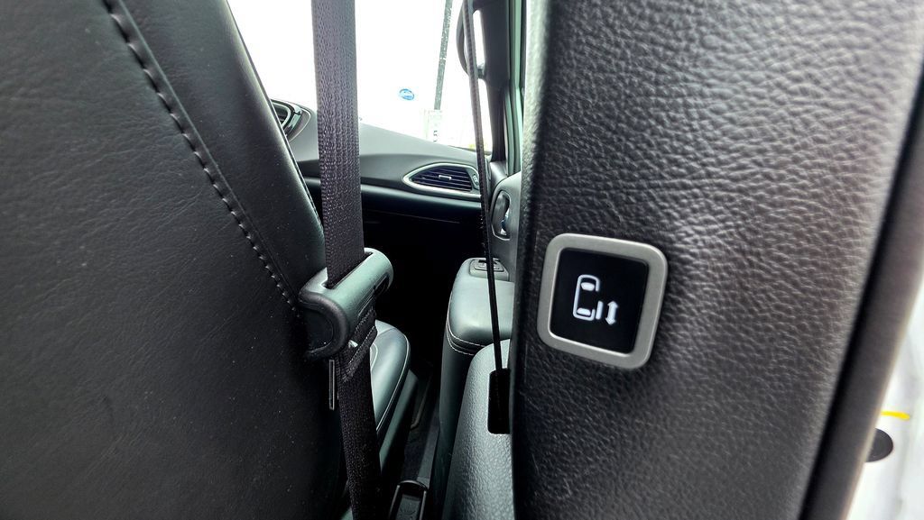 Used 2025 Chrysler Pacifica Select FWD image 60