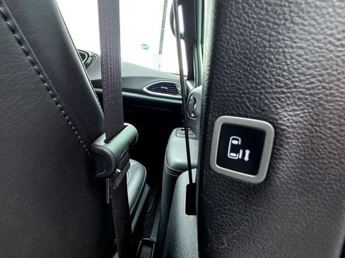 Used 2025 Chrysler Pacifica Select FWD image 60